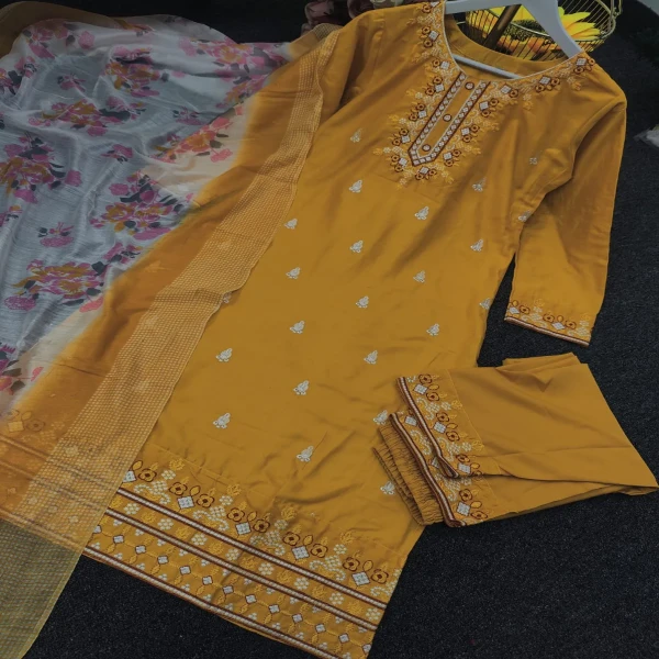 খুবই সুন্দর গর্জিয়াস সম্পূর্ণ রেডি করা এমব্রয়ডারি থ্রি পিস কালেকশন।N4