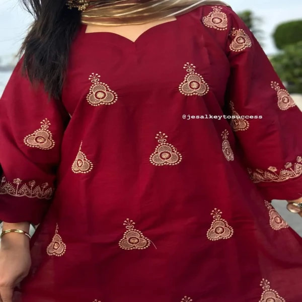 হেবি এমব্রয়ডারি কাজ করা সম্পূর্ণ রেডি থ্রি পিস |