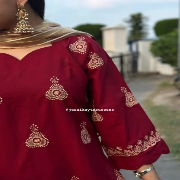 হেবি এমব্রয়ডারি কাজ করা সম্পূর্ণ রেডি থ্রি পিস |