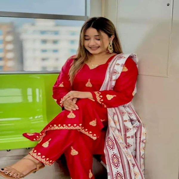হেবি এমব্রয়ডারি কাজ করা সম্পূর্ণ রেডি থ্রি পিস |