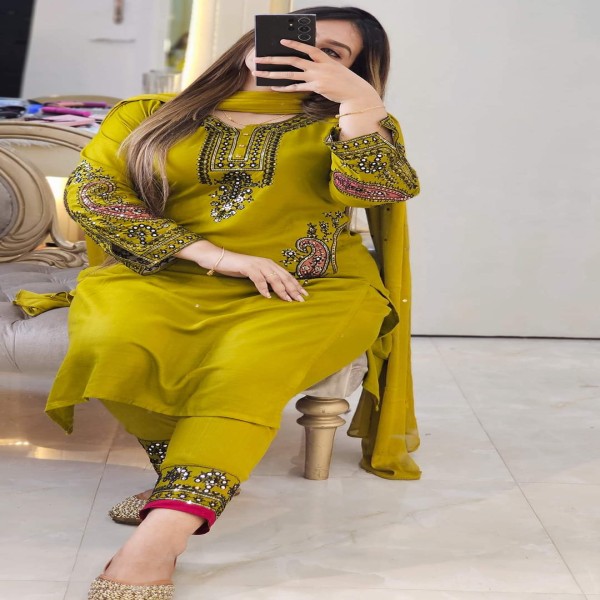 সম্পূর্ণ লেটেস্ট ডিজাইনের সিকোয়েন্স এবং এমব্রয়ডারি কাজ করা সম্পূর্ণ রেডি থ্রি-পিস কালেকশন।।AS2