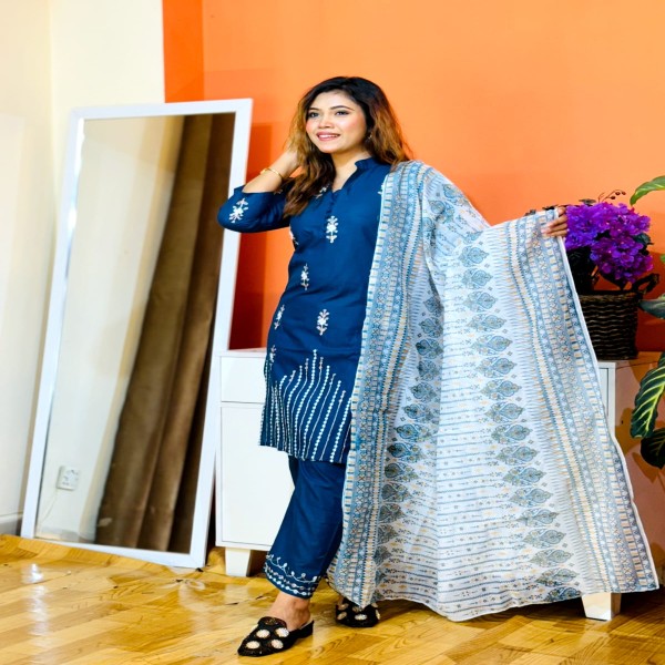 সম্পূর্ণ লেটেস্ট ডিজাইনের আরি এমব্রয়ডারি কাজ করা সম্পূর্ণ রেডি থ্রি-পিস কালেকশন।।ARI9