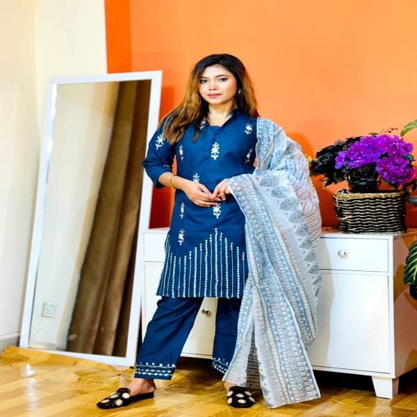 সম্পূর্ণ লেটেস্ট ডিজাইনের আরি এমব্রয়ডারি কাজ করা সম্পূর্ণ রেডি থ্রি-পিস কালেকশন।।ARI9