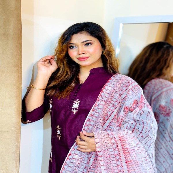 সম্পূর্ণ লেটেস্ট ডিজাইনের আরি এমব্রয়ডারি কাজ করা সম্পূর্ণ রেডি থ্রি-পিস কালেকশন।।ARI1