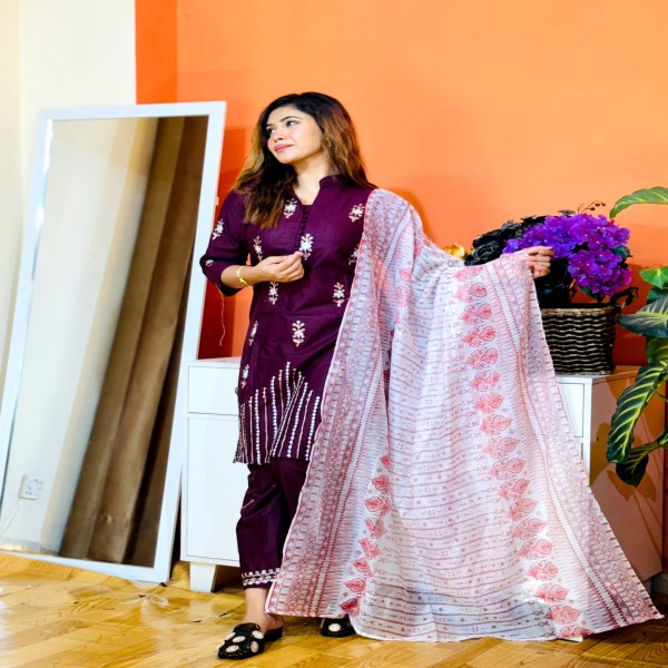 সম্পূর্ণ লেটেস্ট ডিজাইনের আরি এমব্রয়ডারি কাজ করা সম্পূর্ণ রেডি থ্রি-পিস কালেকশন।।ARI1