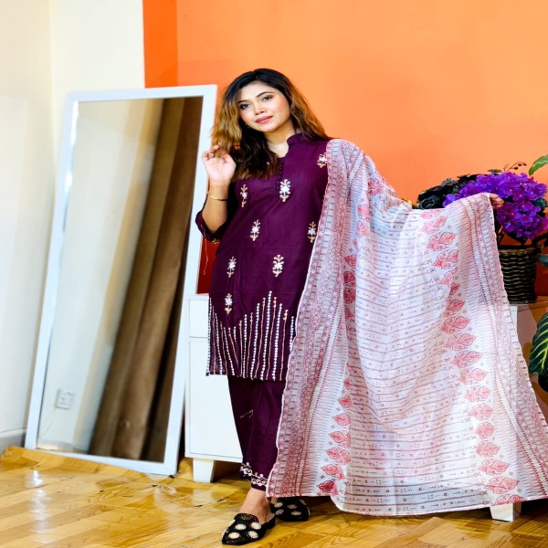 সম্পূর্ণ লেটেস্ট ডিজাইনের আরি এমব্রয়ডারি কাজ করা সম্পূর্ণ রেডি থ্রি-পিস কালেকশন।।ARI1