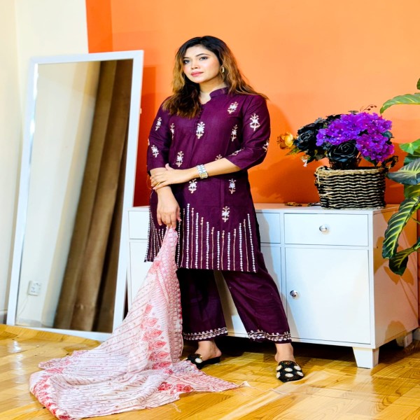 সম্পূর্ণ লেটেস্ট ডিজাইনের আরি এমব্রয়ডারি কাজ করা সম্পূর্ণ রেডি থ্রি-পিস কালেকশন।।ARI1