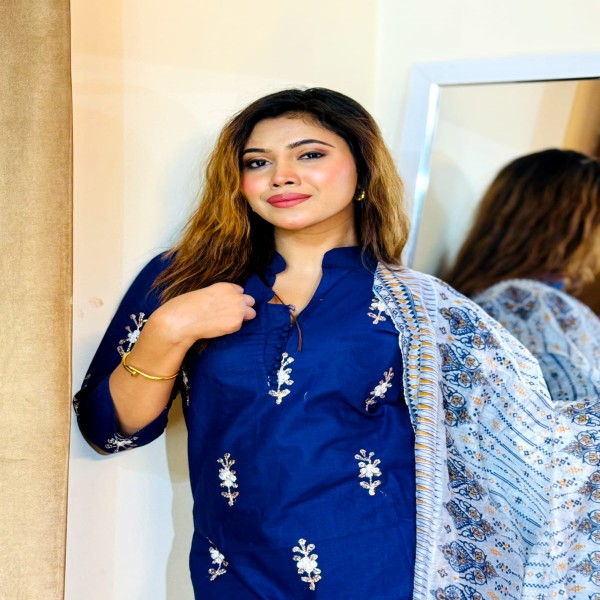 সম্পূর্ণ লেটেস্ট ডিজাইনের আরি এমব্রয়ডারি কাজ করা সম্পূর্ণ রেডি থ্রি-পিস কালেকশন।।ARI2