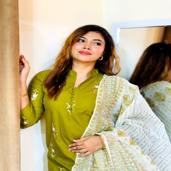 সম্পূর্ণ লেটেস্ট ডিজাইনের আরি এমব্রয়ডারি কাজ করা সম্পূর্ণ রেডি থ্রি-পিস কালেকশন।।ARI3
