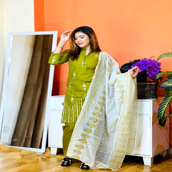সম্পূর্ণ লেটেস্ট ডিজাইনের আরি এমব্রয়ডারি কাজ করা সম্পূর্ণ রেডি থ্রি-পিস কালেকশন।।ARI3