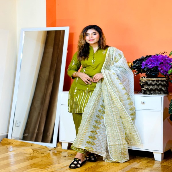 সম্পূর্ণ লেটেস্ট ডিজাইনের আরি এমব্রয়ডারি কাজ করা সম্পূর্ণ রেডি থ্রি-পিস কালেকশন।।ARI3