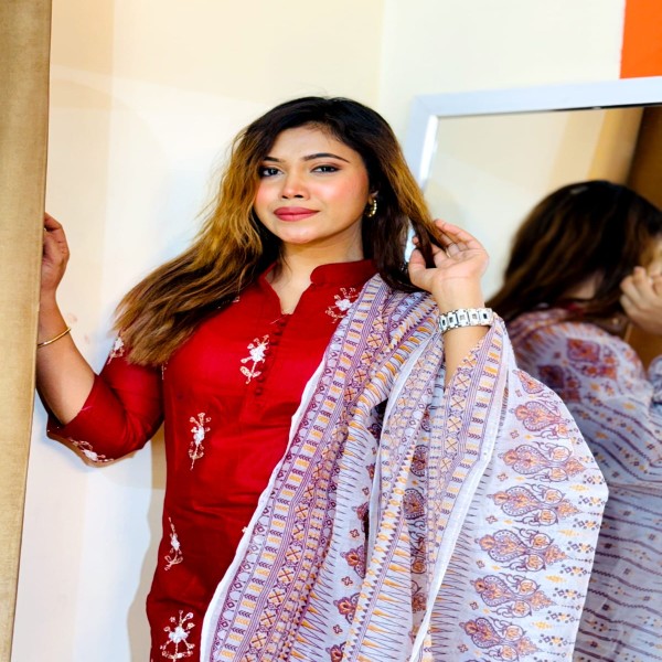 সম্পূর্ণ লেটেস্ট ডিজাইনের আরি এমব্রয়ডারি কাজ করা সম্পূর্ণ রেডি থ্রি-পিস কালেকশন।।ARI4