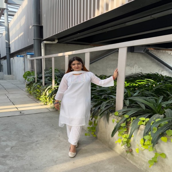 দক্ষ কারিগর দ্বারা সেলাই করা  জর্জেট কারচুপি কাজ করা ফোর পিস কালেকশন।।KJ4