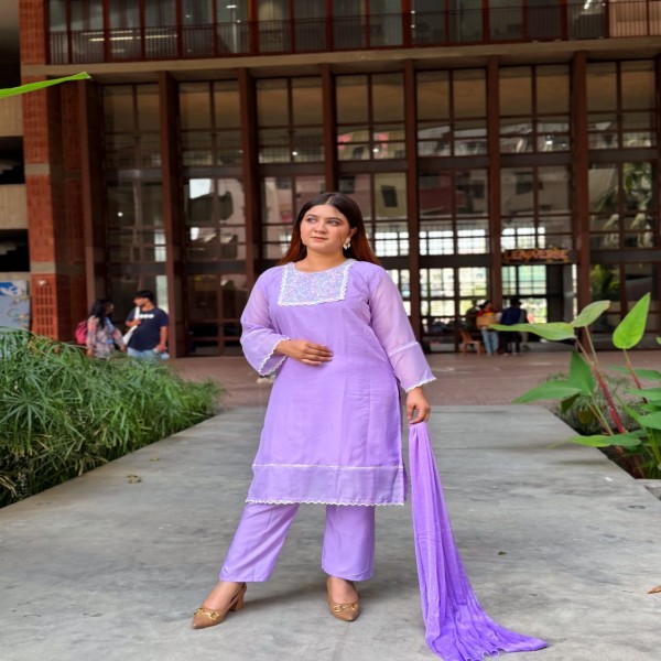 দক্ষ কারিগর দ্বারা সেলাই করা  জর্জেট কারচুপি কাজ করা ফোর পিস কালেকশন।।KJ1