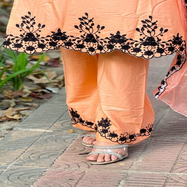 তাঁতাল কাটোওয়ার্ক এমব্রয়ডারি কাজ করা সম্পূর্ণ সেলাই করা থ্রি-পিস কালেকশন।। TA1