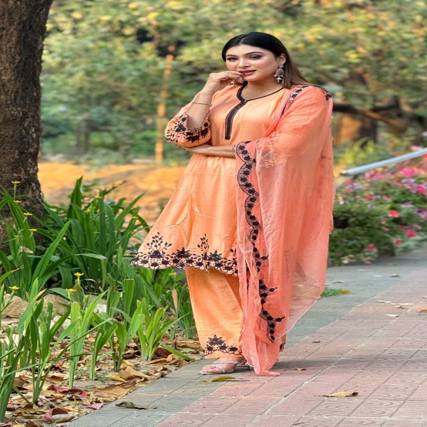 তাঁতাল কাটোওয়ার্ক এমব্রয়ডারি কাজ করা সম্পূর্ণ সেলাই করা থ্রি-পিস কালেকশন।। TA1